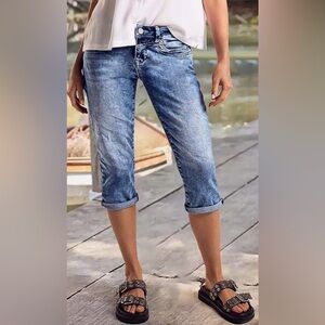 Flamingals Mid-Blue Capri Jeans Roll Hem Straight Leg Size Small NWT